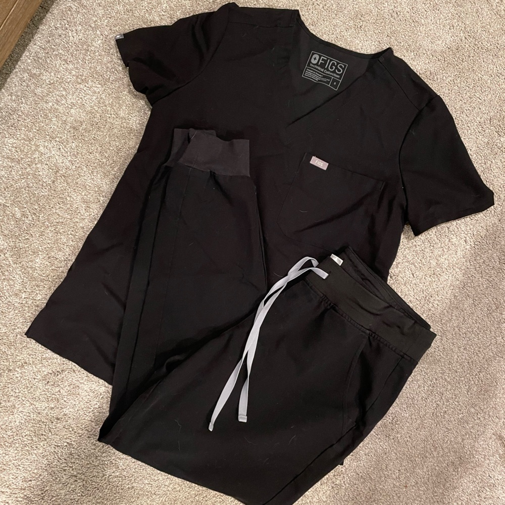 FIGS black scrub set: Catarina S top & Zamora jogger M bottom